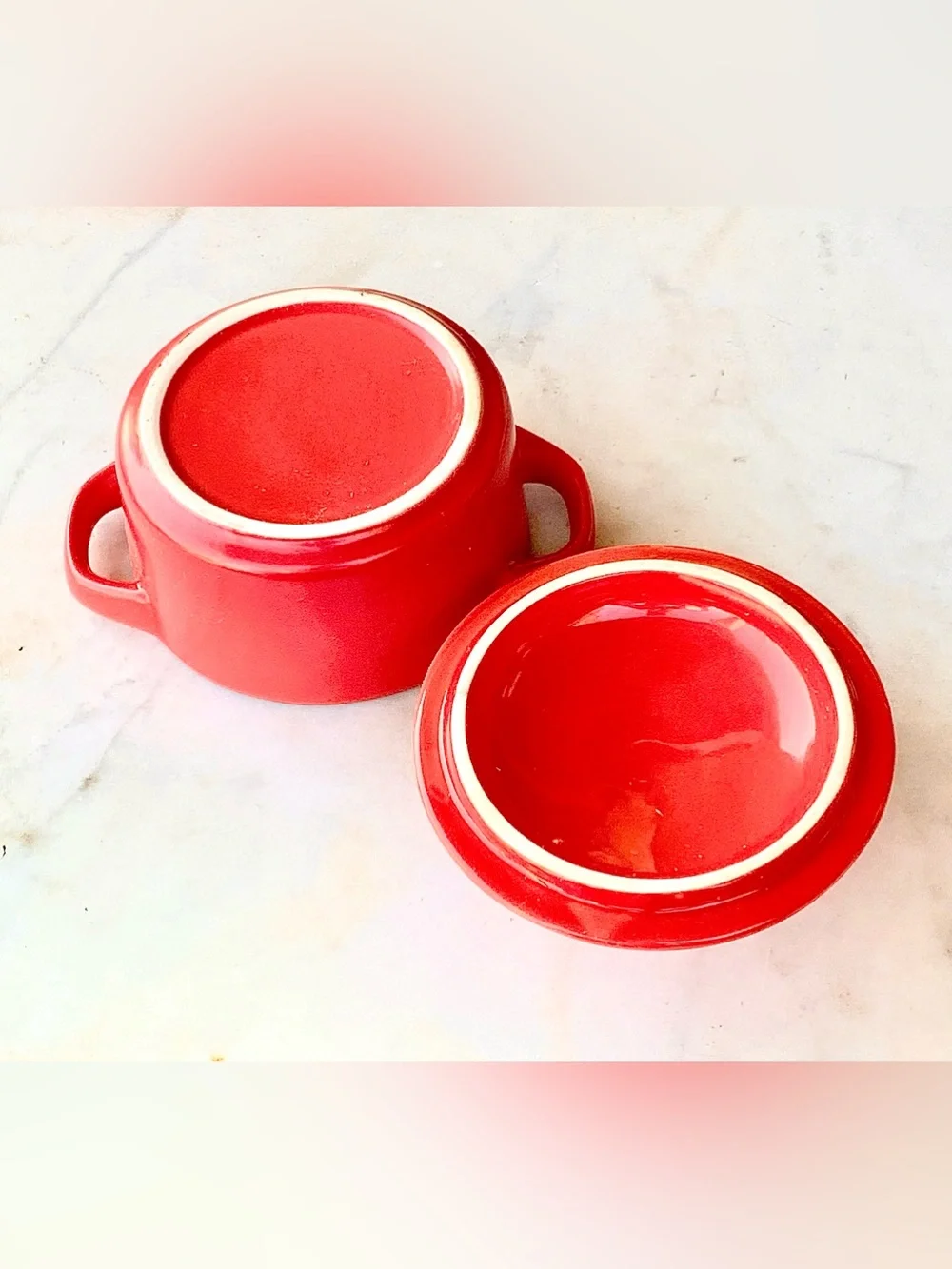 TABLE FASHION MINI COCOTTE CERAMIC STONEWARE RED BLACK 4 INCH BY 2 INCH NEW